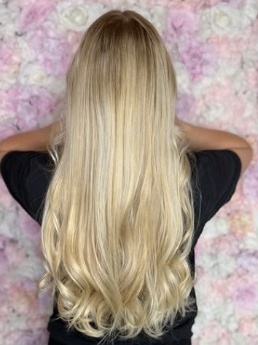 Langes blondes Haar mit weichen Wellen – Arbeit aus Ginas Instagram-Profil