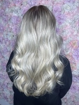 Kühles hellblondes Haar mit Wellen
